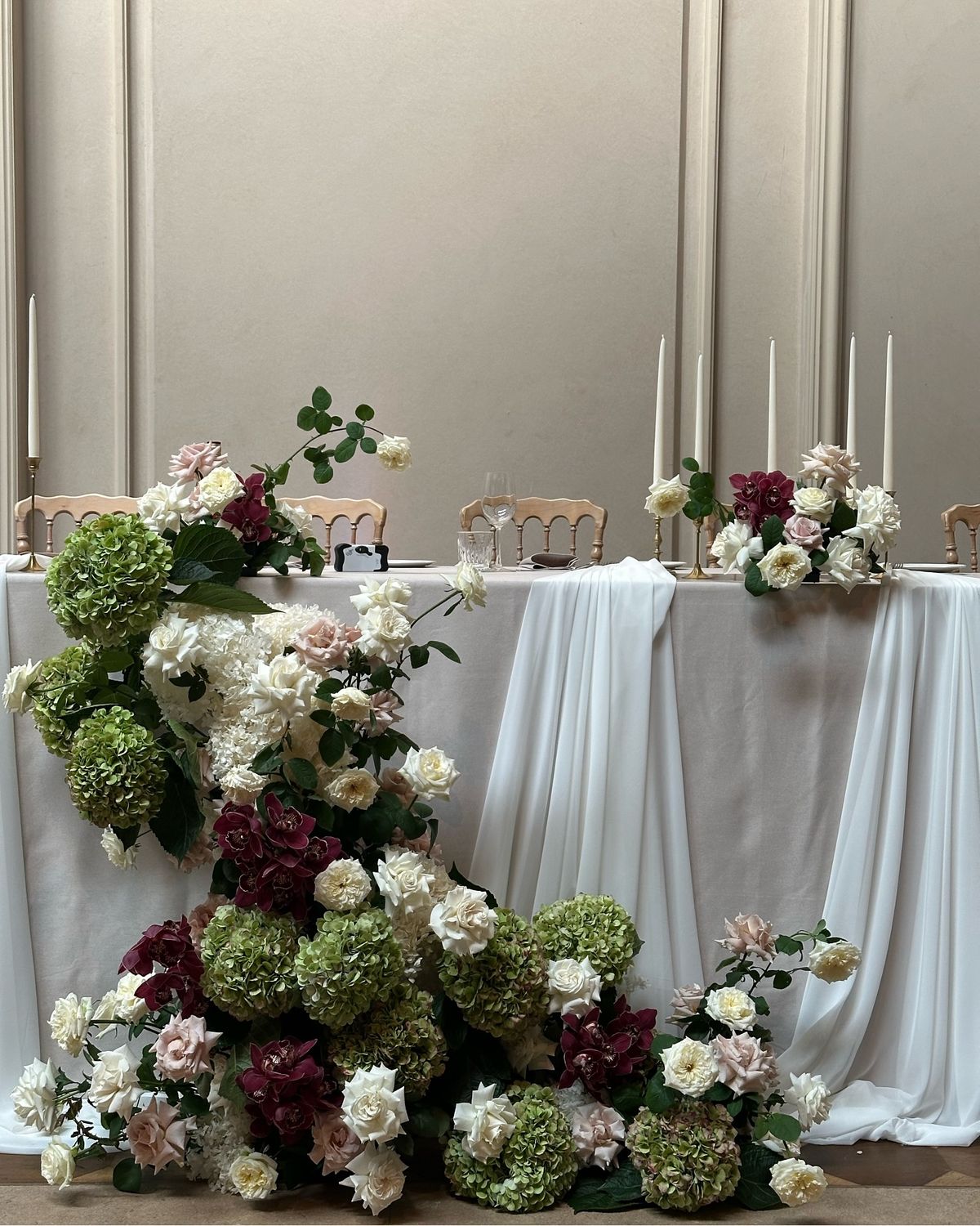 Svatební květinové aranžmá na míru v luxusním stylu – Maison Pétales Praha