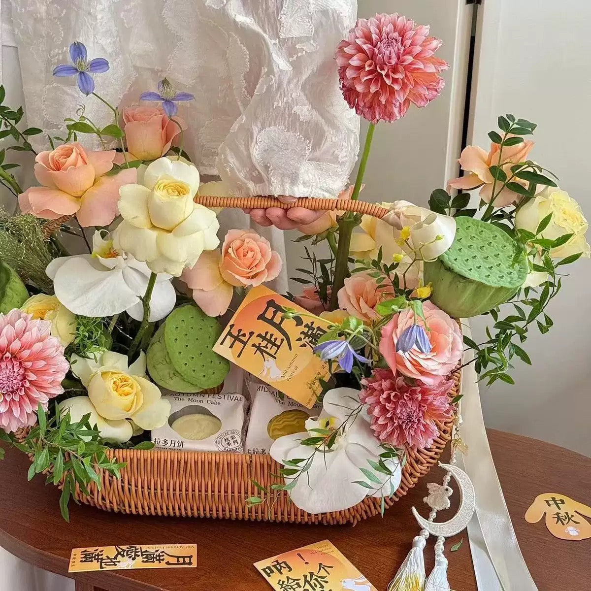 Ručně aranžovaný květinový košík jako luxusní dárek - kombinace kvetin a ovoce