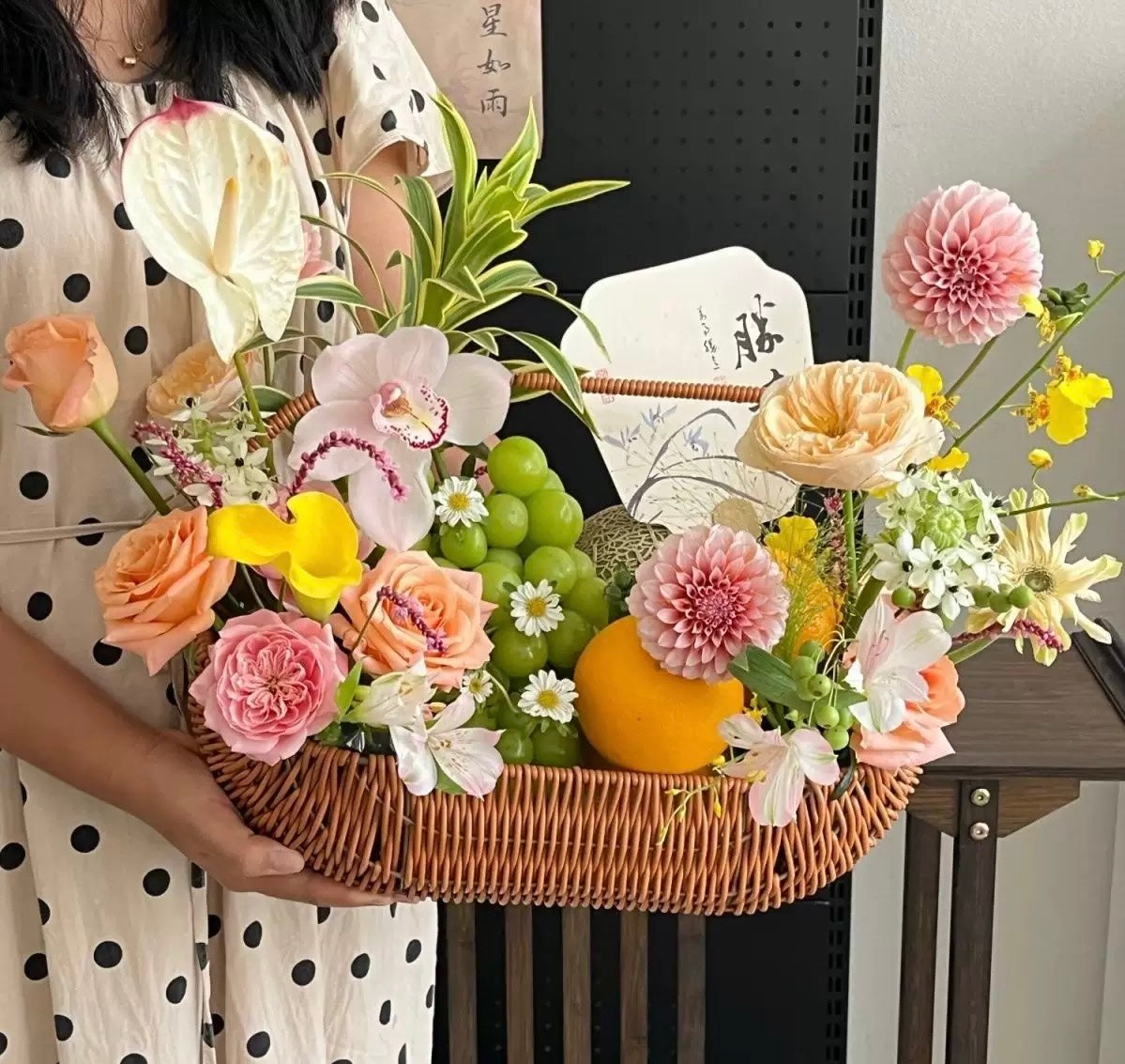 Designový květinový košík s dopravou po Praze a celé České republice - ke koupi na Maison Pétales