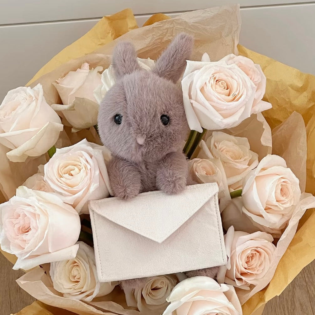 Dárková kytice s plyšovým králíčkem Jellycat a růžemi – Maison Pétales Praha