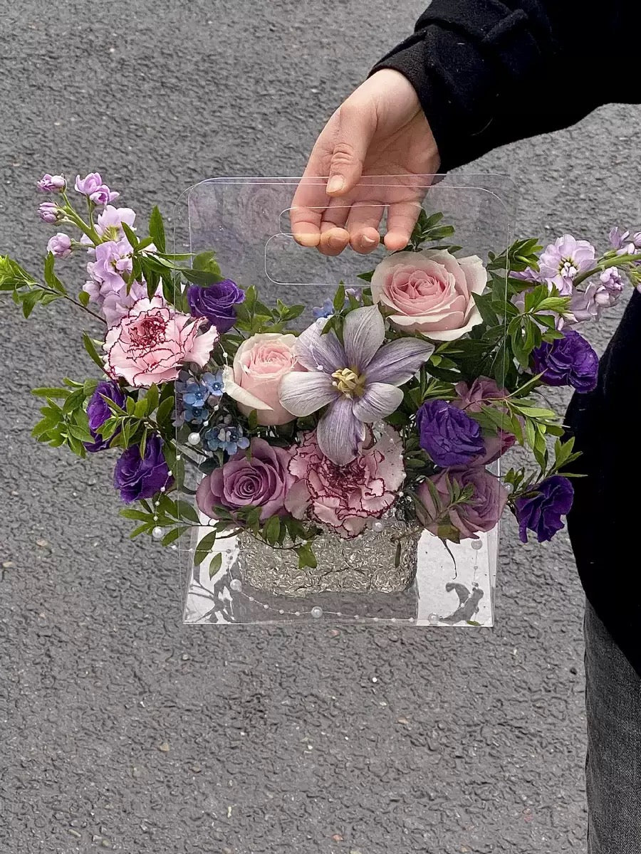 Elegantní květinový košík jako stylový dárek s doručením po Praze