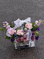 Květinový košík v nadčasovém designu z prémiových květin