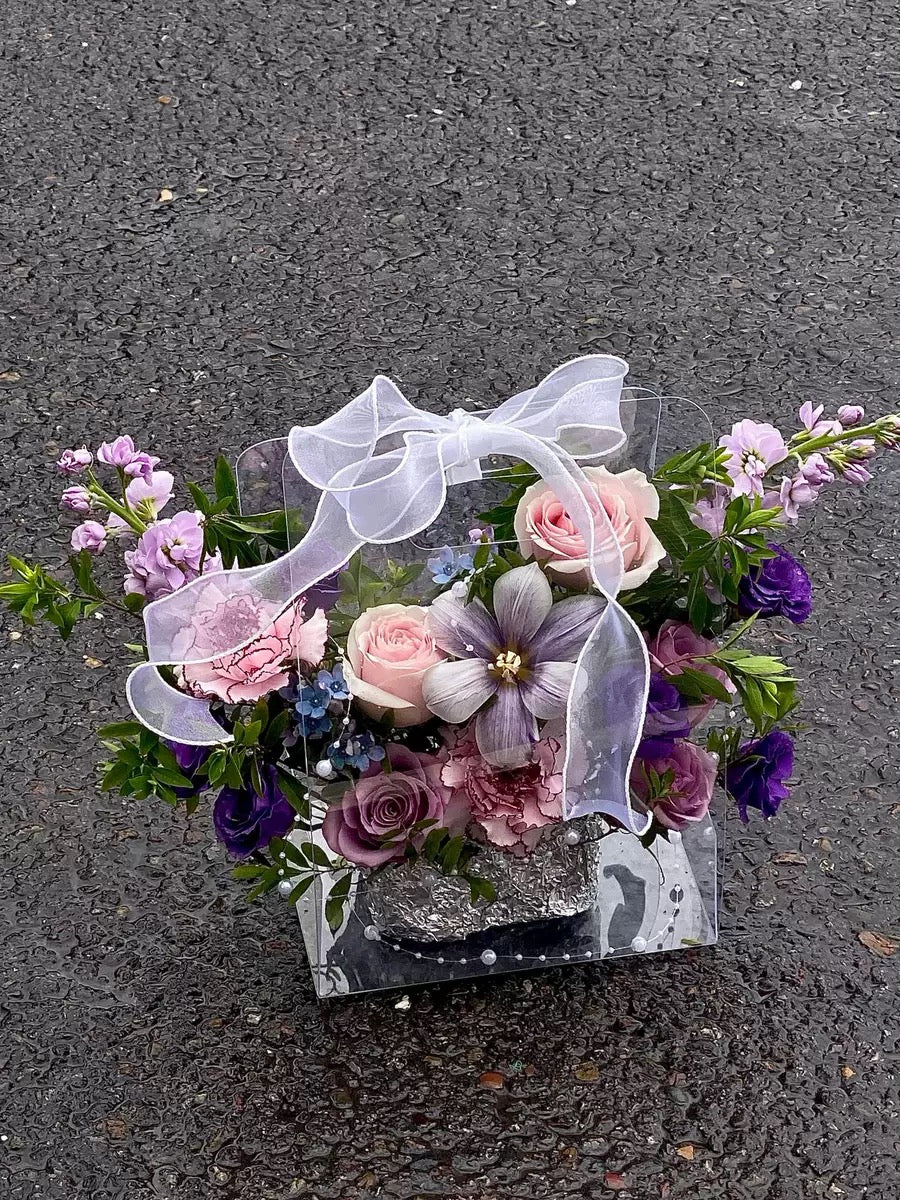 Květinový košík v nadčasovém designu z prémiových květin