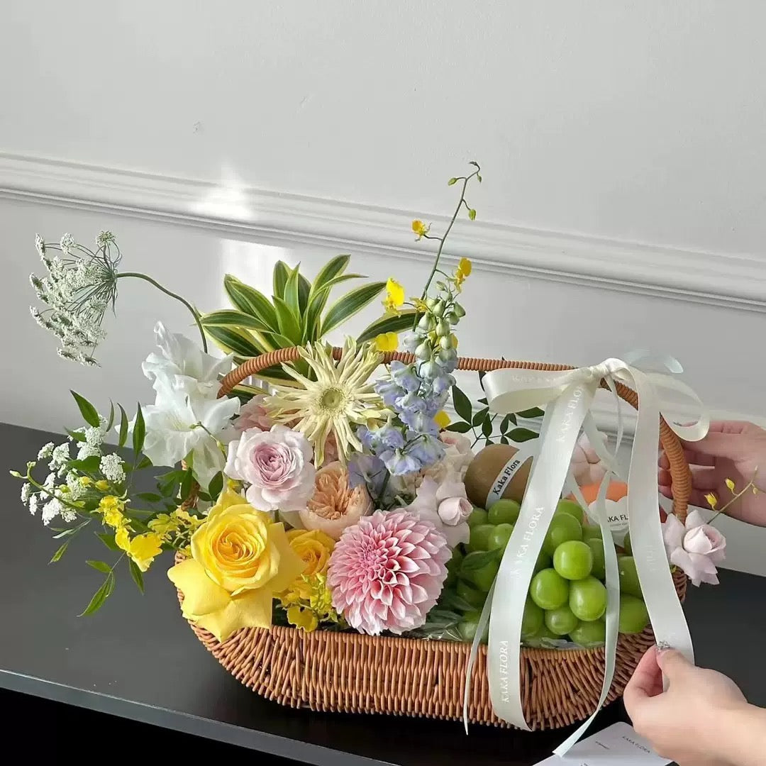 Stylové květinové aranžmá v ratanovém luxusním košíku plný prémiových květin a ovoce