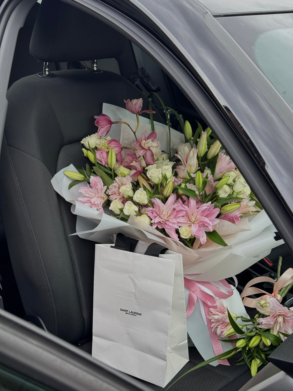 Elegantní květinový styling pro showroom a kancelář