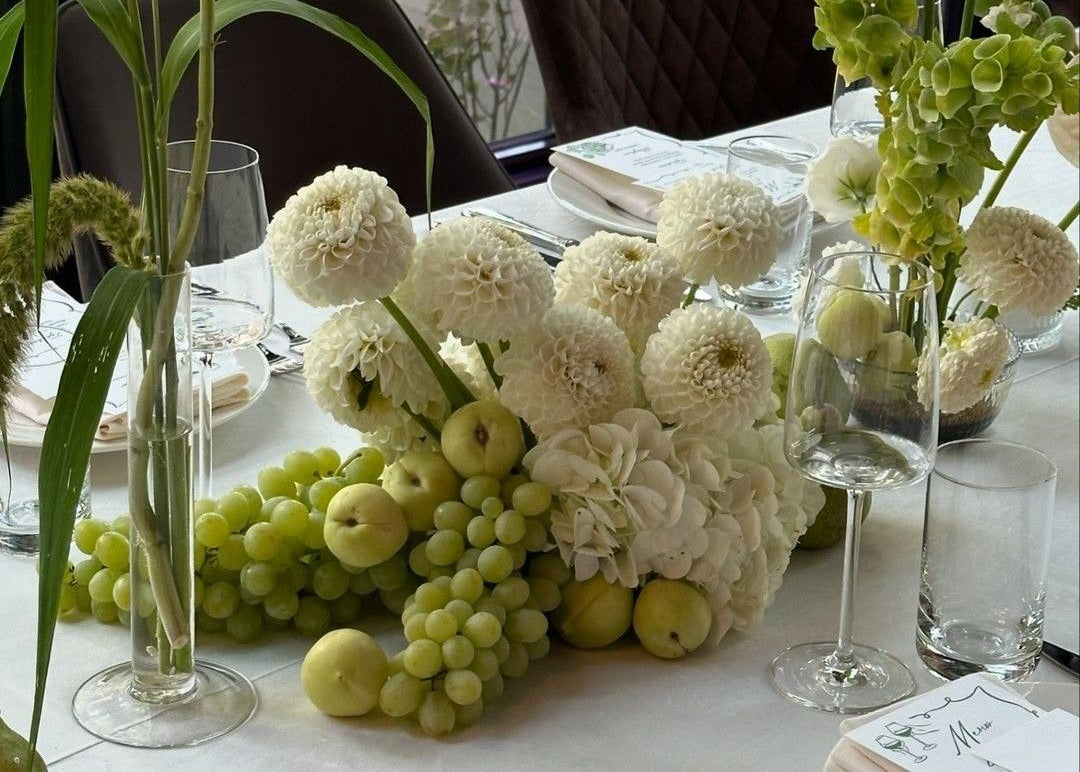 Luxusní květinové aranžmá na míru na slavnostním stole – Maison Pétales Praha