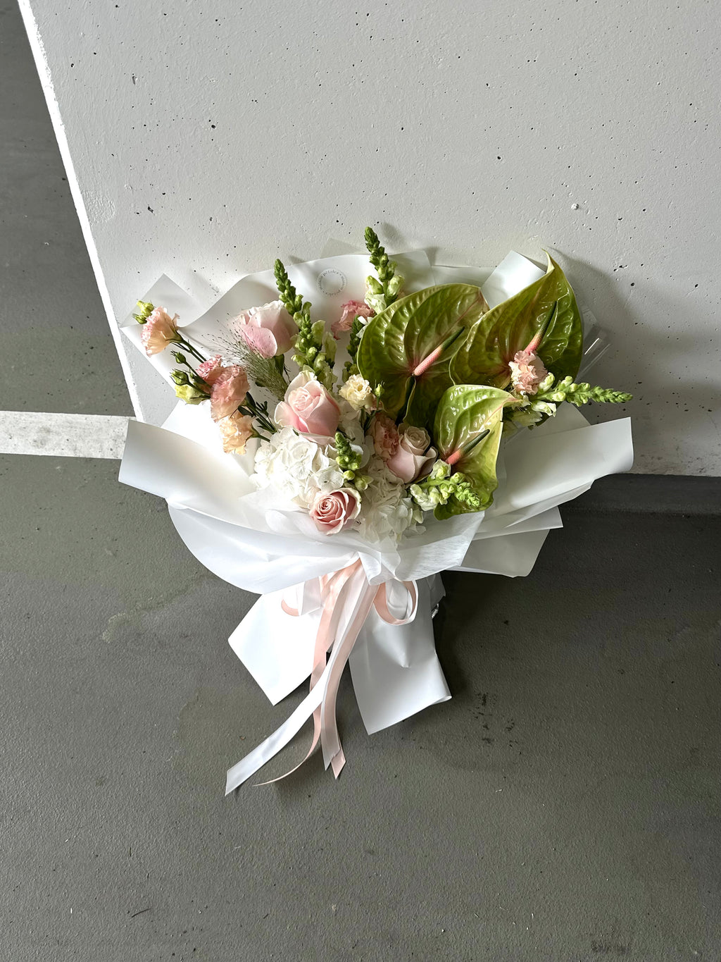 Ručně vázaná kytice v elegantním provedení od květinového ateliéru Maison Pétales